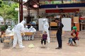 Lực lượng Y tế tiến hành lấy mẫu xét nghiệm cho các trường hợp F1 tại khu cách ly tập trung Trường Phổ thông Dân tộc bán trú Tiểu học Tân Phong (xã Si Pa Phìn, huyện Nậm Pồ, tỉnh Điện Biên). Ảnh: TTXVN