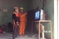 Công nhân Công ty Điện lực Gia Lai hướng dẫn sử dụng điện an toàn, tiết kiệm cho bà con đồng bào thiểu số ở xã Ia Ka, huyện Chư Păh. Ảnh: Hoài Nam - TTXVN