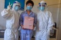 Nhân viên y tế Bệnh viện phổi trong trang phục bảo hộ y tế đến tặng quà cho các em thiếu nhi đang điều trị tại bệnh viện. Ảnh: TTXVN phát