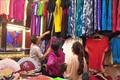 Khách hàng bị cuốn hút bởi những sản phẩm dệt lụa truyền thống Vạn Phúc. Ảnh: Đinh Thuận - TTXVN