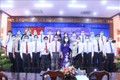 Lãnh đạo và thành viên UBND tỉnh Bến Tre, nhiệm kỳ 2021-2026 ra mắt tại Kỳ họp. Ảnh: Huỳnh Phúc Hậu - TTXVN