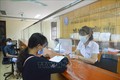 Cán bộ Bảo hiểm xã hội huyện Mường Chà hướng dẫn người dân kê khai đăng ký ứng dụng VssID. Ảnh: Xuân Tư – TTXVN