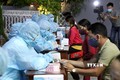 Lực lượng chức năng tổ chức lấy mẫu xét nghiệm sàng lọc SARS-CoV-2 cho tiểu thương chợ đêm Pleiku, Gia Lai. Ảnh: Quang Thái - TTXVN
