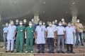 Bệnh viện Bệnh Nhiệt đới Trung ương tiễn nhóm cán bộ y tế đầu tiên gồm 16 người lên đường vào Thành phố Hồ Chí Minh chống dịch. Ảnh: TTXVN phát