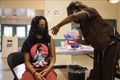 Nhân viên y tế tiêm vaccine ngừa COVID-19 của Pfizer/BioNTech cho người dân tại California, Mỹ ngày 14/5/2021. Ảnh: AFP/TTXVN