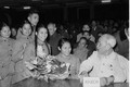 Chủ tịch Hồ Chí Minh nói chuyện thân mật với đại biểu Thanh niên xung phong dự Đại hội TNXP chống Mỹcứu nước toàn miền Bắc tháng 1/1967. Ảnh: TTXVN