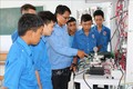 Học viên trường Cao đẳng nghề Ninh Thuận thực hành mô hình hệ thống chuyển đổi năng lượng điện gió.Ảnh: TTXVN