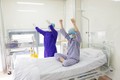 Bệnh nhân Vân Anh tập vận động các cơ theo sự hướng dẫn của điều dưỡng chăm sóc sau khi thực hiện ghép tế bào gốc. Nguồn: PV/Vietnam+
