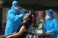 Nhân viên y tế quận Hoàn Kiếm lấy mẫu xét nghiệm COVID-19 cho các trường hợp có nguy cơ cao trong khu vực liên quan đến ca dương tính với SARS-CoV-2 tại phố Hàng Mắm (phường Lý Thái Tổ) ngày 18/7/2021. Ảnh: Minh Quyết - TTXVN