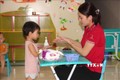 Các bé thuộc nhóm trẻ tư thục Ánh Sao được cô giáo hướng dẫn rửa tay sát khuẩn. Ảnh: Hoàng Ngà - TTXVN