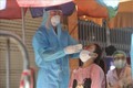 Nhân viên y tế lấy mẫu cho cư dân tại ngõ 459 Bạch Mai (quận Hai Bà Trưng) ngày 31/8/2021. Ảnh: Minh Quyết - TTXVN