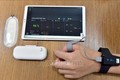 Giải pháp công nghệ cao Tele-ICU Monitoring được thực hiện với các thiết bị gồm máy tính bảng, đồng hồ đo mạch và nồng độ oxy trong máu (Checkme O2) và miếng dán đo nhịp tim và nhịp thở (Continuous ECG Recorder). Ảnh: TTXVN phát