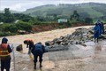 Lực lượng chức năng huyện Tu Mơ Rông, tỉnh Kon Tum khắc phục vị trí hư hỏng tại cầu tràn Năng Nhỏ 1, tỉnh lộ 678. Ảnh: TTXVN phát