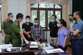 Đối tượng Sùng A Cừ, sinh năm 1999 ở bản Si Ma 2, xã Chung Chải, huyện Mường Nhé, tỉnh Điện Biên chứng kiến ban chuyên án cân heroin tang vật của vụ án. Ảnh: Quý Trung – TTXVN