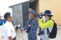 Nhóm phóng viên TTXVN và Báo Hải quân Việt Nam tác nghiệp về nội dung công ty hậu cần hỗ trợ các nhu yếu phẩm, vật liệu phục vụ cho ngư dân vươn khơi bám biển tại huyện đảo Trường Sa hồi tháng 5/2021. Ảnh: Phan Sáu - TTXVN