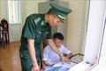 Chiến sĩ Đồn Biên phòng Pa Thơm (Bộ đội Biên phòng tỉnh Điện Biên) trực tiếp tiếp kèm cặp, hỗ trợ các cháu con nuôi của đơn vị học tập hằng ngày trong góc học tập riêng của các cháu. Ảnh: Xuân Tiến – TTXVN