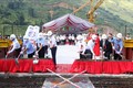 Các đại biểu thực hiện nghi thức hợp long cầu Móng Sến. Ảnh: Quốc Khánh - TTXVN