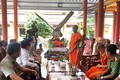 Lãnh đạo tỉnh Kiên Giang chúc mừng đồng bào Khmer nhân Lễ Sene Đôn ta tại chùa Cà Nhung, xã Định Hòa, huyện Gò Quao. Ảnh: Hồng Đạt - TTXVN