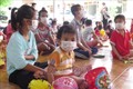 Các em nhỏ ở chùa Thanh Sơn, xã Cam Hải Đông, huyện Cam Lâm, tỉnh Khánh Hòa vui trung thu với bánh kẹo và lồng đèn. Ảnh: Phan Sáu - TTXVN