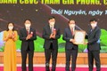 Bộ trưởng Bộ Y tế Nguyễn Thanh Long trao Quyết định xếp hạng đặc biệt cho lãnh đạo Bệnh viện Trung ương Thái Nguyên. Ảnh: Trần Trang-TTXVN