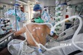 Điều tri cho bệnh nhân nhiễm COVID-19 tại bệnh viện ở Bucharest, Romania, ngày 7/10/2021. Ảnh: AFP/TTXVN