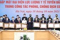 Thủ tướng Phạm Minh Chính trao Bằng khen cho các cá nhân tiêu biểu, xuất sắc trong công tác phòng, chống dịch COVID-19. Ảnh: Dương Giang-TTXVN