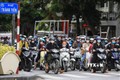 Thành phố Hà Nội đã nới lỏng giãn cách được gần 1 tháng, cuộc sống của người dân đã dần ổn định trở lại bình thường. Trong ảnh: Những người tham gia giao thông dừng đèn đỏ đều tuân thủ đeo khẩu trang phòng chống dịch vừa là bảo vệ sức khỏe tránh ô nhiễm c