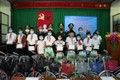 Lãnh đạo Bộ Chỉ huy Bộ đội Biên phòng tỉnh Thừa Thiên – Huế trao quà và xe đạp cho các em học sinh xã Lộc Bình, huyện Phú Lộc. Ảnh: Đỗ Trưởng - TTXVN