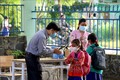 Thầy cô giáo trường Tiểu học và Trung học cơ sở Đông Tiến (xã Đông Tiến) hướng dẫn các em sát khuẩn tay trước khi vào lớp. Ảnh: Nguyễn Thanh – TTXVN