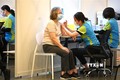 Nhân viên y tế tiêm vaccine ngừa COVID-19 cho người dân tại Hong Kong, Trung Quốc. Ảnh: AFP/TTXVN
