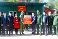 Chủ tịch UBND tỉnh Lạng Sơn Hồ Tiến Thiệu thăm, tặng quà cán bộ, chiến sỹ tại chốt biên giới thuộc Đồn Biên phòng Chi Lăng. Ảnh: Thái Thuần – TTXVN