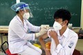 Tiêm vắc xin phòng COVID-19 cho học sinh trường THPT Chuyên Thái Nguyên. Ảnh: Thu Hằng-TTXVN