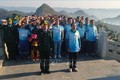 Các vận động viên tham ra Giải Marathon “Hành trình về cực Bắc” thực hiện nghi lễ chào cờ dưới chân cột cờ Lũng Cú, xã Lũng Cú, huyện Đồng Văn (Hà Giang) Ảnh: Nguyễn Chiến - TTXVN