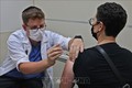 Nghiên cứu tại Israel: Tiêm mũi tăng cường sử dụng vaccine của Pfizer có thể chống chọi với biến thể Omicron