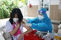Nhân viên Trung tâm Y tế thành phố Phan Rang-Tháp Chàm tiêm vaccine cho học sinh trên địa bàn thành phố. Ảnh: Công Thử - TTXVN
