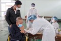 Nhân viên y tế tiêm vaccine phòng COVID-19 cho người cao tuổi, người có bệnh lý nền tại các quận, huyện trên địa bàn. Ảnh: Trần Lê Lâm - TTXVN