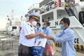 Đại tá Vũ Duy Lưu, Phó Chủ nhiệm Chính trị Vùng 2 Hải quân thăm hỏi, động viên, tặng quà ngư dân. Ảnh: TTXVN phát