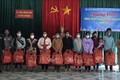 Từ nguồn kinh phí hỗ trợ của Hội Liên hiệp Phụ nữ tỉnh Đồng Nai, và Hội Liên hiệp Phụ nữ tỉnh Kon Tum trao tặng quà cho phụ nữ nghèo tại xã biên giới Đăk Nhoong, huyện Đăk Glei. Ảnh: Khoa Chương - TTXVN