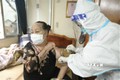 Nhân viên y tế phường Cửa Đông (quận Hoàn Kiếm) tiêm cho người cao tuổi tại nhà. Ảnh: Minh Quyết - TTXVN

