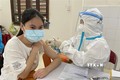 Tiêm vaccine phòng COVID-19 cho trẻ trong độ tuổi từ 12-17 tại Trung tâm y tế thành phố Đông Hà. Ảnh: Thanh Thủy-TTXVN
