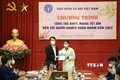 Tổng Giám đốc Bảo hiểm xã hội Việt Nam Nguyễn Thế Mạnh tặng quà bệnh nhân và người nhà bệnh nhân. Ảnh: TTXVN phát