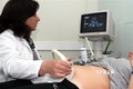 Bác sĩ siêu âm cho thai phụ tại Tirana, Albania. Ảnh: AFP/TTXVN

