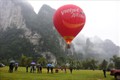 Bay thử khinh khí cầu trên cánh đồng gần sân vận động thôn Nà Tông, xã Thượng Lâm (huyện Lâm Bình). Ảnh: Nam Sương - TTXVN