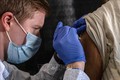 Nhân viên y tế tiêm vaccine ngừa COVID-19 cho người dân tại Detroit, Michigan, Mỹ. Ảnh: AFP/TTXVN