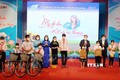 Trẻ nhỏ có hoàn cảnh đặc biệt khó khăn, trẻ mồ côi được nhận các phần quà ý nghĩa do đại diện lãnh đạo tỉnh Quảng Bình trao tặng tại chương trình. Ảnh: Võ Dung - TTXVN