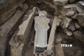 Cỗ quan tài bằng chì có niên đại từ thế kỷ 14 được phát hiện bên dưới Nhà thờ Đức Bà ở Paris, Pháp ngày 15/3/2022. Ảnh: AFP/TTXVN