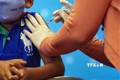 Trẻ em tiêm vaccine ngừa COVID-19 tại Hartford, Connecticut, Mỹ. Ảnh: AFP/TTXVN
