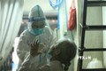 Nhân viên y tế lấy mẫu xét nghiệm cho người dân phường Cửa Đông, quận Hoàn Kiếm, Hà Nội (Ảnh tư liệu). Ảnh: Minh Quyết - TTXVN
