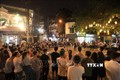 Biểu diễn văn nghệ tại ngã tư phố Đinh Liệt và Gia Ngư thu hút đông đảo người dân và khách du lịch. Ảnh: Hoàng Hiếu - TTXVN