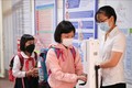 Công tác phân luồng, đo thân nhiệt, sát khuẩn tay cho học sinh được trường Tiểu học Thăng Long, quận Hoàn Kiếm thực hiện chu đáo. Ảnh: Thanh Tùng - TTXVN